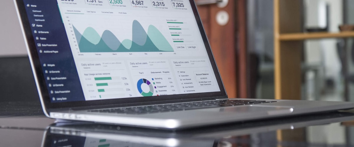 Professionelle Website-Entwicklung – moderner Code auf Bildschirm